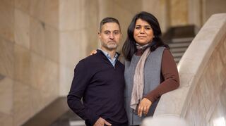 Saba-Nur Cheema und Meron Mendel sind ein außergewöhnliches Ehepaar: Sie, eine Politologin und Expertin für Antisemitismus und Islamfeindlichkeit, ist Muslimin mit pakistanischen Wurzeln. Er, Professor und Direktor der Bildungsstätte Anne Frank in Frankfurt am Main, ist ein in Tel Aviv geborener Jude.