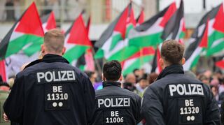 Propalästinensische Demonstranten kritisieren vielfach, dass in Deutschland ihre Meinungsfreiheit eingeschränkt sei, weil immer wieder Demonstrationen aufgelöst würden- (Archivbild)