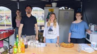 Am Tag des Waldes sorgten die „lebendigen Oftersheimer“ Johanna (v.l.) und Tobias Ober, Kerstin Schnabel und Felicitas Kurz-Ketterer für Softdrinks und leckeren Kuchen.