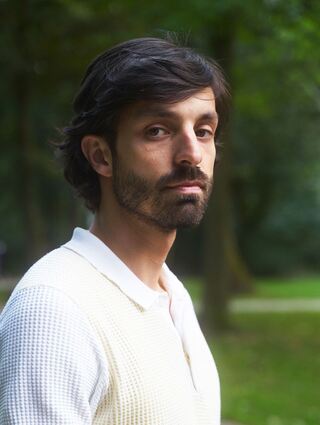 Der Dramatiker Akin Emanuel Sipal hat ein Theaterstück über Mesut Özil geschrieben.