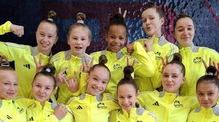Nicht nur farblich erfrischend anders: Julia Beier (hinten v. l.), Viktoria Dil, Malia Lumbila, Milena Molitor, Ekaterina Eliseeva sowie Alessia Friesen (vorne v. l.), Viktoria Ogrodnik, Emily Jakob, Anna Erdlei, Elena Eliseeva und Anelia Kocurajeva vom TBG Neulußheim.