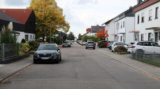 Die Behebung von Straßenschäden in der Brahmsstraße ist ein Aspekt der anstehenden Sanierung, die Erneuerung der Wasserleitung und Kanalreparaturen sind weitere Ziele. Hier ein Blick auf die künftige Baustelle aus Richtung Wilhelmstraße.