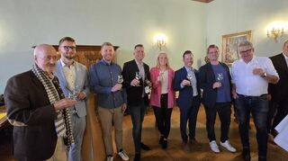 Präsident Koch (links) und die Repräsentanten der ausgezeichneten Weingüter lassen sich die Siegerweine schmecken.