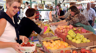 Kaufen, treffen und genießen: Die Besucher des Wochenmarkts beim Marktplatz-Treff der Serviceclubs auch informieren und dazu ein Glas trinken können.