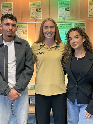 Nuri und Lusi, die beiden Schülersprecher der FESCH, mit Bundesligaspielerin und Torhüterin Laura Dick (Mitte) von der TSG Hoffenheim beim „Meet and greet“ in der Schule.