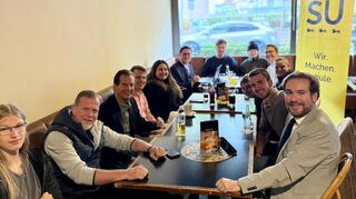 Die Herren im Vordergrund sind keine Schüler mehr.