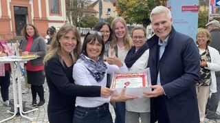 Bürgermeisterin Lisa Schlüter (v. l.) , Christiane Drechsler, Gita Swameye, Verena List, Kerstin Betsche und OB Matthias Steffan freuen sich über das Jubiläum der Touristinformation und die Torte.