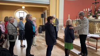 Gottes Zuspruch durch Salbung auf Stirn oder Hand.