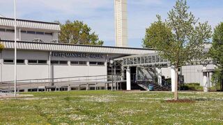 Die Kosten für den Investitionskredit an die Kommunale Wohnungsbaugesellschaft belaufen sich auf 234.000 Euro. Damit soll die Photovoltaikanlage für die Fritz-Mannherz-Hallen finanziert werden.