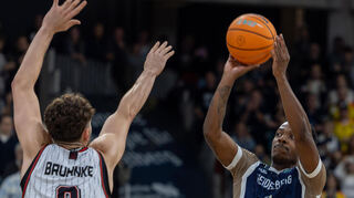 DJ Horne (r.) feierte mit den Academics Heidelberg in der Champions League eine doppelte Premiere: erstes Heimspiel im Dome und erster Sieg. Leidtragender war der litauische Gegner Rytas Vilnius.