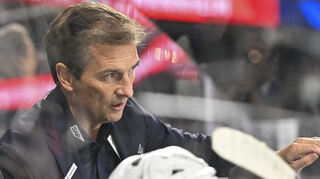 Adler-Cheftrainer Dallas Eakins gibt die Richtung vor.