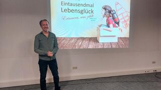 Christof Jauernig präsentiert persönlichen Antworten von 1.000 Menschen auf die Frage nach dem Lebensglück.