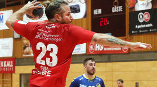 HGler Pascal Durak - hier gegen die HSG Konstanz - kämpft mit Oftersheim/Schwetzingen um den Verbleib in Liga drei. Jetzt steht das Gastspiel in Erlangen an.