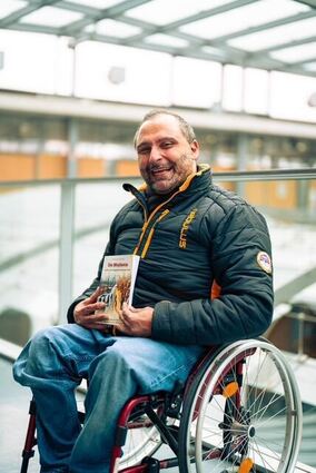 Der Gast Mohamed Zakzak ist Diplom-Sozialpädagoge, Inklusionsbeauftragter und Autor. In seinem Buch „Die Mhallami – Tradition, Integration arabischer Clans“ beleuchtet er die kulturellen Hintergründe der Mhallami-Clans und die Herausforderungen ihrer Integration in Deutschland.