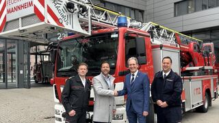 Freuen sich auf die Zusammenarbeit (v. l.): Der Mannheimer Feuerwehr-Chef Thomas Näther, Mannheims Erster Bürgermeister und Sicherheitsdezernent Dr. Volker Proffen, Brühls Bürgermeister Dr. Ralf Göck und Feuerwehrkommandant Marco Krupp in der Brandwache Mannheim Süd.
