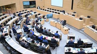 Welche Fraktion wird im nächsten Landtag wie stark vertreten sein? Das wissen wir frühestens am Abend des 8. März 2026. Rund fünf Monate vor der Landtagswahl liegt die AfD laut einer Umfrage erstmals auf Platz zwei.