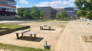 So sah der Schulhof des Hebel-Gymnasiums Schwetzingen vor der Baumaßnahme aus. Von der versiegelten Fläche blieben als einziges die Tischtennisplatten stehen.