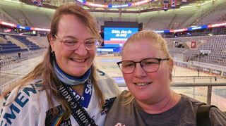Dominique Hiebel (rechts, mit Sabine Ritter von Zabern) hat viel von den Friedrichspark-Zeiten gehört. Ihr Wohnzimmer ist aber die SAP Arena.