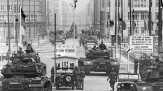 Checkpoint Charlie: Sowjetische (hinten, T 54) und amerikanische (vorn) Panzer stehen sich im Oktober 1961 an der Berliner Sektorengrenze in der Friedrichstraße gegenüber, die Kanonen aufeinander gerichtet.