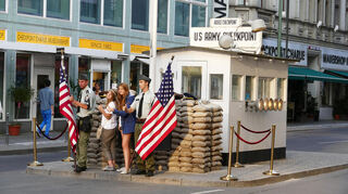 Beliebtes Fotomotiv bei Touristen: nachgebauter Kontrollpunkt Checkpoint Charlie in der Friedrichstraße. Die Sandsäcke sind längst aus Beton.