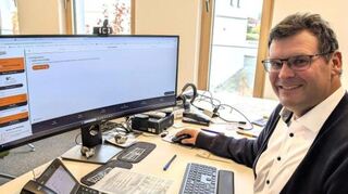 Bürgermeister Nils Drescher schließt für seinen privaten Haushalt einen Glasfaser-Vertrag mit der Deutschen Giganetz ab.