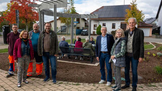 Gerd und Christine Eisenhofer (r.) freuen sich zusammen mit Bürgermeister Uwe Grempels (3. v. r.), Gemeinderäten und Mitarbeitern des Bauamtes über die gelungene Verschönerungsaktion am "Wasserhäusel".