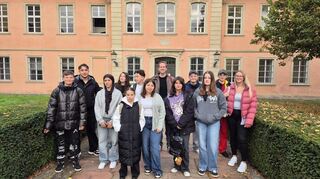 Die achte Klasse der Schule am Kraichbach besucht zusammen mit Studentin Chiara Keßler (r.) das Amtsgericht in Schwetzingen.