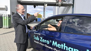 Mannheims OB Christian Specht (links) verabschiedet Unternehmer Frank Obrist zur angeblich weltweit ersten „klimapositiven“ Autofahrt.