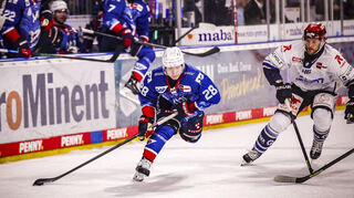 Die Adler Mannheim, hier Alexander Ehl (l.), erspielten sich gegen Schwenningen kaum große Möglichkeiten.