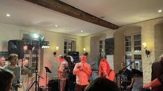 Die Band Horrible Heat spielt im Wirtshaus "Güldener Engel", wo es sehr eng zugeht.