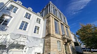 Hoch über der Stadt: das Schloss aus dem 19. Jahrhundert. Die Fläche links ist übrigens kein abfallender Putz, sondern eine Kunst-Installation.