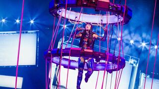 Auch in den anderen Städten soll der Popstar wie in Hannover in einer akrobatisch anspruchsvollen Show an Drahtseilen durch die Luft fliegen und auf einer metallischen Kreatur reiten.