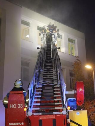Mit Hilfe der Drehleiter der Hockenheimer Kollegen werden die Eingeschlossenen aus dem zweiten Obergeschoss befreit.