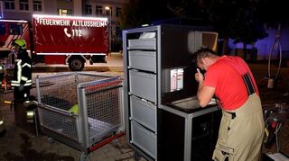 Die mobile Waschstation ermöglicht es den Einsatzkräften, vor Ort die verschmutzte Kleidung zu wechseln sowie Hände und Gesicht zu waschen und zu desinfizieren.