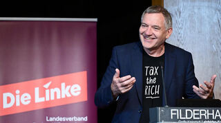 Jan van Aken, Parteivorsitzender der Partei Die Linke, spricht beim Landesparteitag Baden-Württemberg.