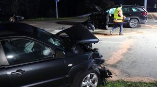 Die zwei Autos wurden bei dem Unfall stark beschädigt.