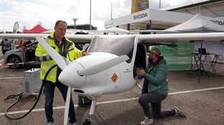 André K. Aepfelbach (links) von Green Aviation aus Mannheim lädt gerade das E-Flugzeug, eine Pipistrel Velis