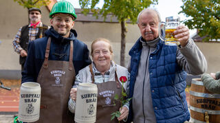 Die Kerwe ist offiziel eröffnet. vlnr: Bürgermeister Pascal Seidel, Schaustellerin Ursula Roos und Dieter Burkard, 1. Vors. Heimat- und Kulturkreis Oftersheim.