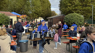 Mit mitreißendem Rhythmus ziehen die Hewwllguggler ein.