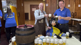Bürgermeister Timo Wangler und Gunnar Wagner von den Hewwlgugglern mit Guggelinchen