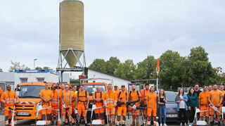 Das Team des Bauhofs, hier mit neuen Elektro-Arbeitsgeräten, erhält mehr Zuständigkeiten im Bereich der Grünpflege.
