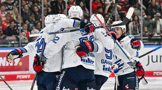 Jubeltraube: Die Adler Mannheim feiern hier den Treffer durch Nicolas Mattinen (Nummer 52) zur 3:2-Führung.