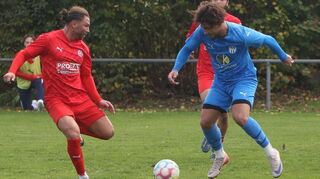 Benjamin Marks (r.) gehörte bei der hohen Niederlage gegen den VfR II noch zu den agilsten Ketscher Spielern.