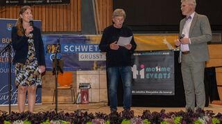 Werner Dais (Mitte) interviewt Bürgermeisterin Lisa Schlüter und OB Matthias Steffan.