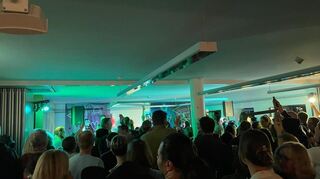 Beim Auftritt der Band Neon ist in der Zehntscheune kaum ein Durchkommen möglich.