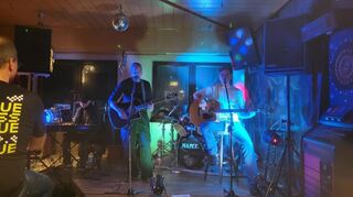 Härtere Tone im Bistro Karibik: Mit der Band Coqring sind hier in Hockenheim bekannte Musiker am Start.