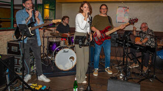 Coverband „Early April“ unterhält mit smoothen RnB- und Pop-Songs im „Aposto“.