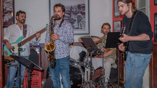 Jazz pur mit Neophytos Stefanou (Bass), Carl Krämer (Saxofon), Luis Emmerling (Drums), Kevin Holloway (Gitarre) in der Trattoria Sicilia (Dreikönigstraße).