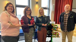 Jutta Schneller (v. l.), Claudia Weißbrich, Katrin Dolle (Referatsleiterin) und Tom Christof präsentieren die roten Skulpturen und den Seelenbaum.