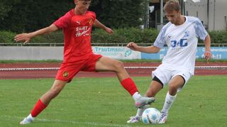 Janis Burosch ( r.) erzielte das 1:0 für Schwetzingen.